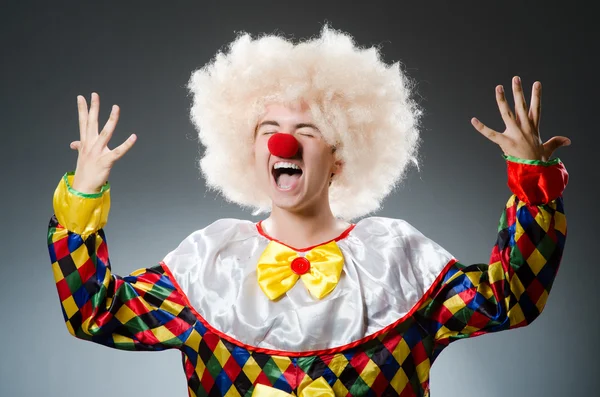 Vtipný klaun ve studiu — Stock fotografie