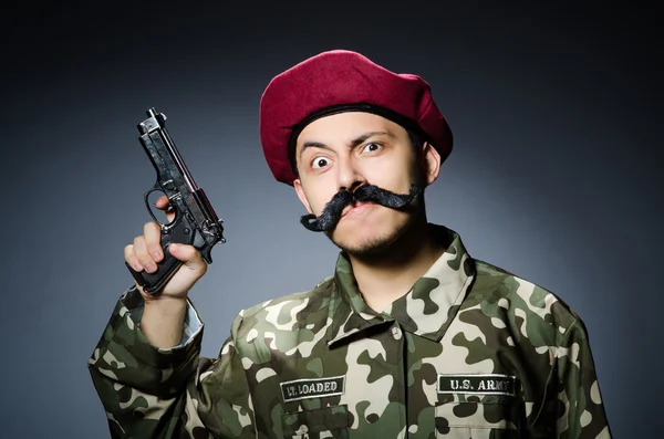 Lustiger Soldat vor dunklem Hintergrund — Stockfoto