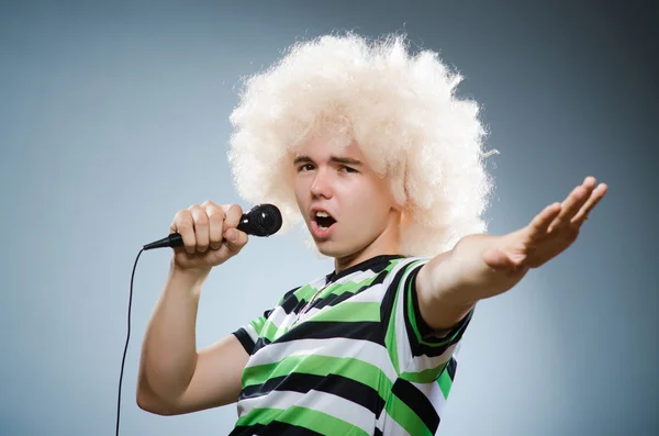 Hombre en afrowig cantando con mic — Foto de Stock