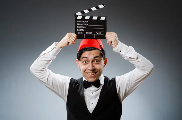 Mężczyzna z tablicą filmową w kapeluszu Fez — Zdjęcie stockowe