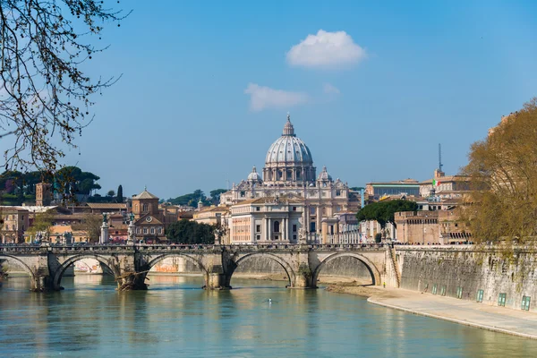 Собор Святого Петра над рекой Тибр в Риме — стоковое фото