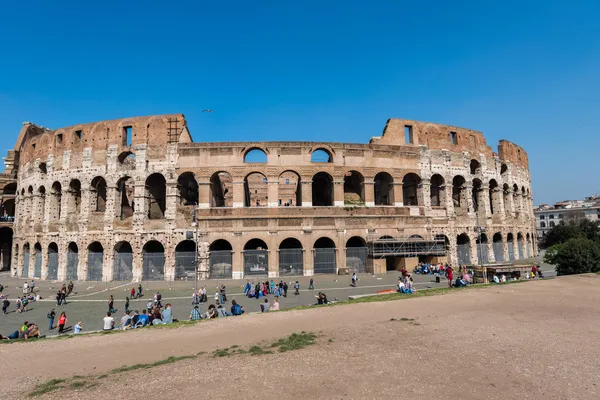 Berömd kolosseum på ljusa sommardag — Stockfoto