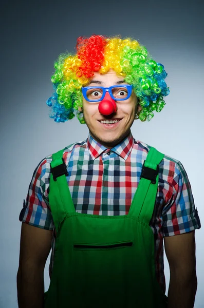 Drôle de clown sur le fond sombre — Photo