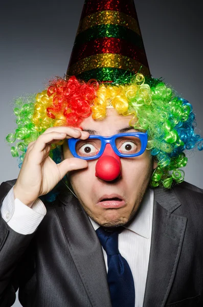 Клоун бизнесмен в смешной концепции — стоковое фото