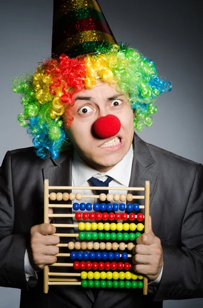 Buffo clown uomo d'affari con abaco — Foto Stock