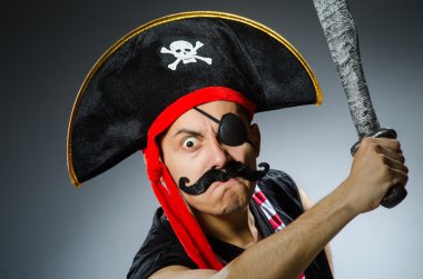 Karanlık stüdyodaki komik korsan.