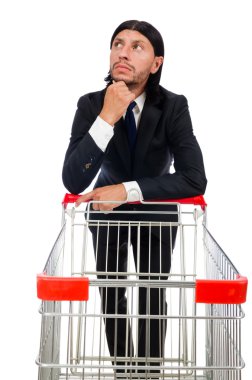 Süpermarket sepeti taşıyan bir adam beyaz üzerinde izole edilmiş.