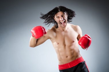 Dövüş sanatları eğitimi alıyor.