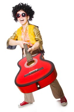 gitar üzerinde beyaz izole olan adam
