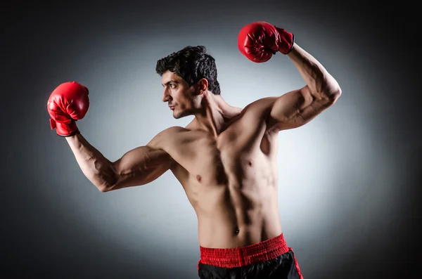 Muskelkräftiger Boxer mit roten Handschuhen — Stockfoto