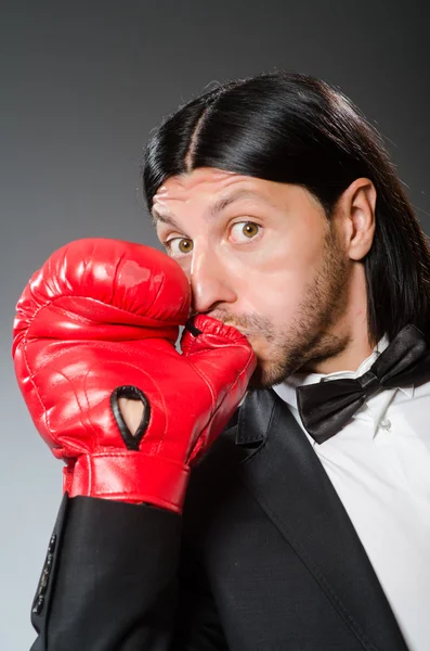 Hombre hombre de negocios con guantes de boxeo —  Fotos de Stock