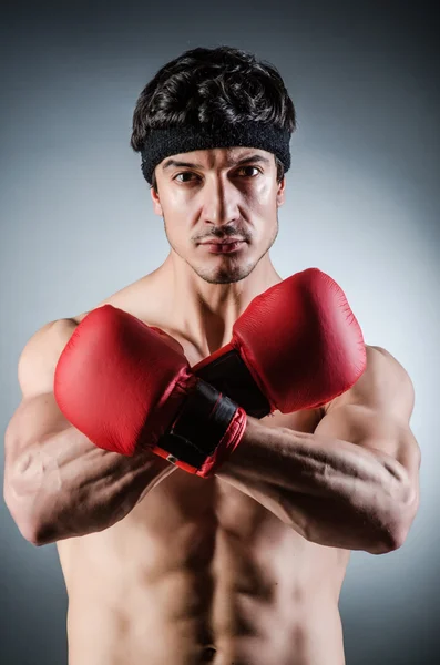 Boxeador muscular con guantes rojos — Foto de Stock