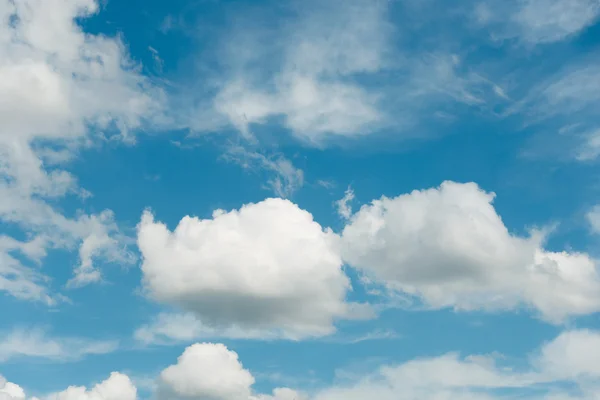 Nuvoloso paesaggio di cielo blu brillante — Foto Stock