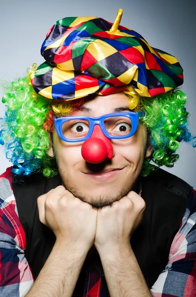 Buffo clown contro il buio sfondo — Foto Stock