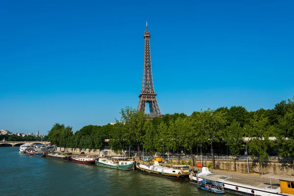 Eiffelturm an einem strahlenden Sommertag — Stockfoto