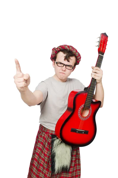 Шотландец играет на гитаре на белом — стоковое фото
