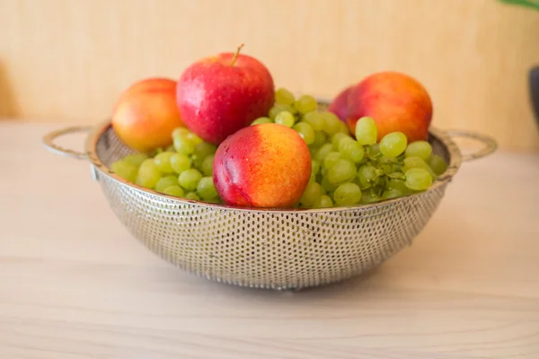 Frukt i baugen på bordet – stockfoto