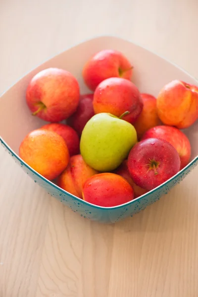 Frutta nel fodero sul tavolo — Foto Stock