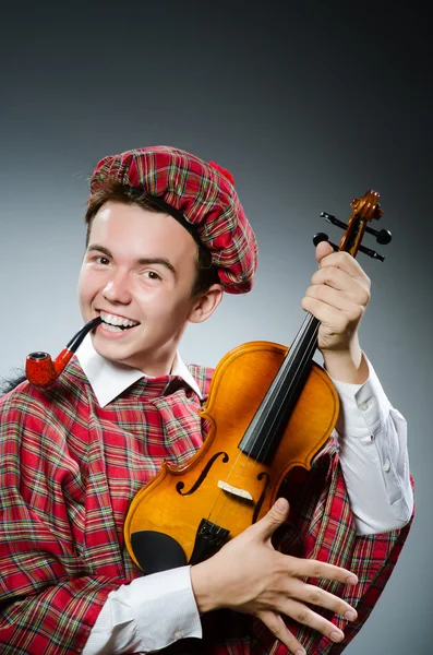 Funny scotsman with violin fiddle — Stock Photo, Image