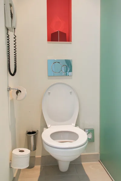Туалетная комната в современном интерьере — стоковое фото