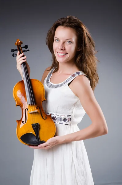 Vrouw kunstenaar met viool in muziek concept — Stockfoto