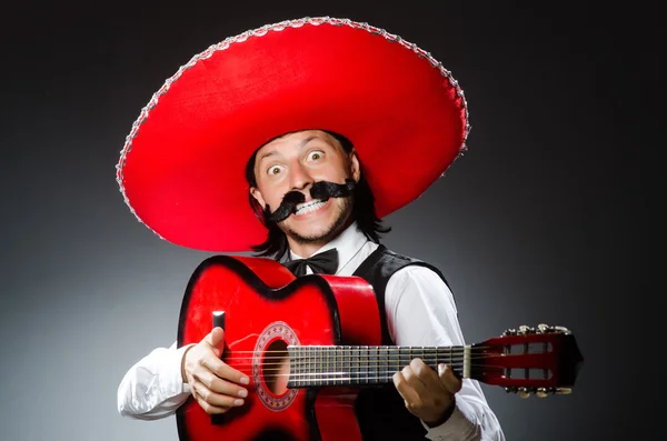 Mexicaanse man met gitaar geïsoleerd op wit — Stockfoto