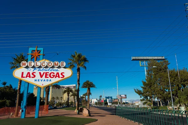 Famoso sinal de Las Vegas no dia ensolarado brilhante — Fotografia de Stock
