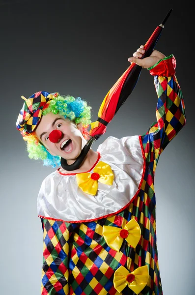 Grappige clown met kleurrijke paraplu — Stockfoto