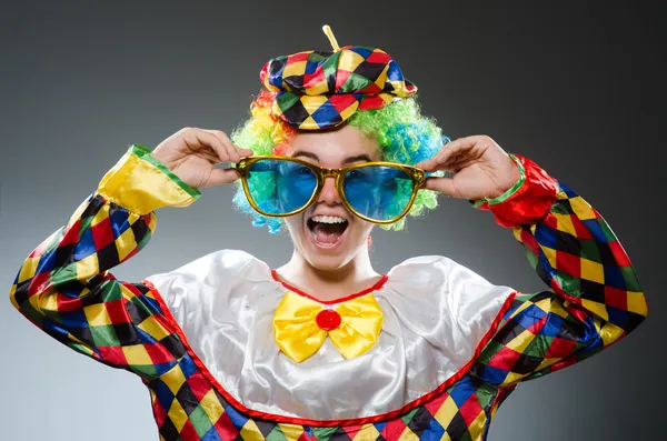 Lustiger Clown mit riesiger Sonnenbrille — Stockfoto