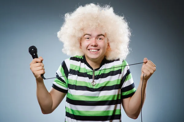 Homem de afrowig cantando com microfone — Fotografia de Stock