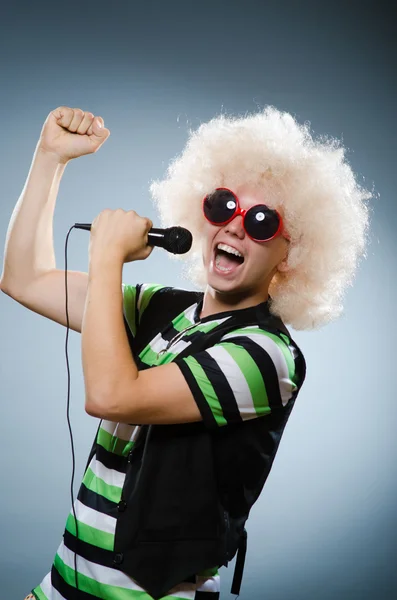 Homem de afrowig cantando com microfone — Fotografia de Stock