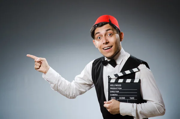 Homme avec panneau de film portant chapeau fez — Photo