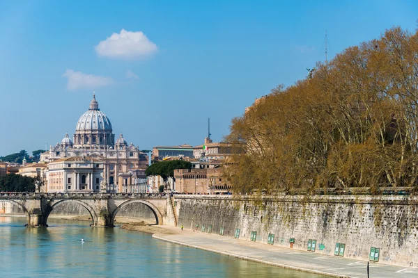 Katedral Santo Petrus di atas sungai Tiber di Roma Italia — Stok Foto