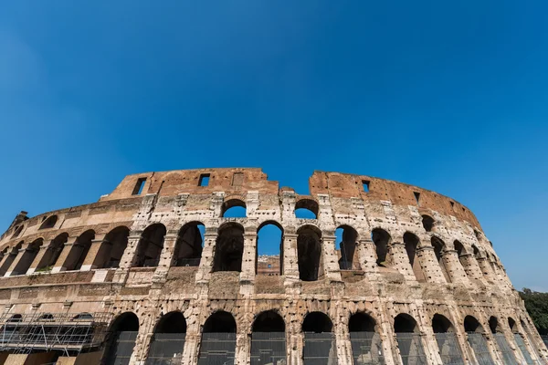 Coliseo famoso en brillante día de verano —  Fotos de Stock