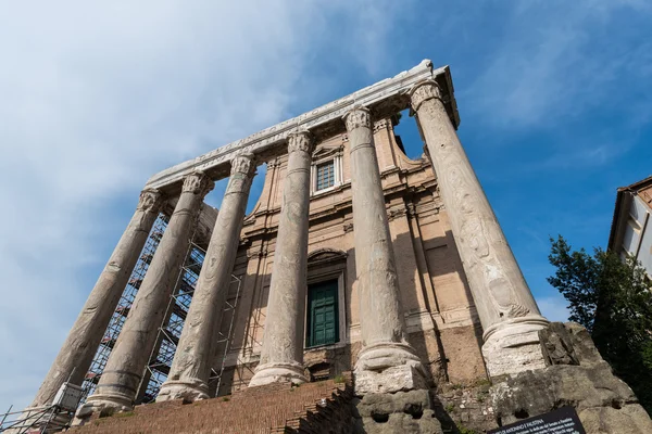 Starověký Řím ruines světlé letní den — Stock fotografie