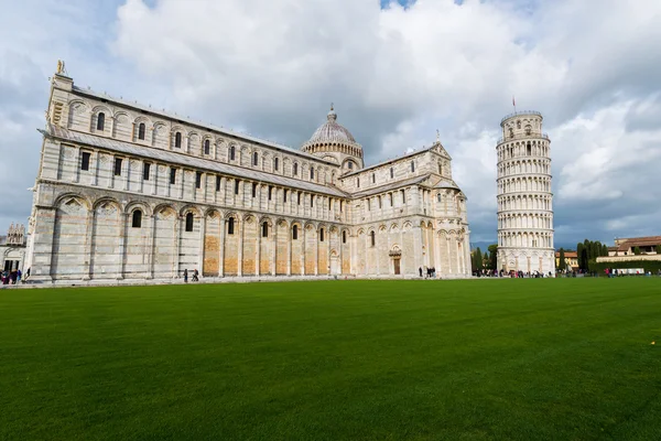 Famosa torre inclinada de Pisa durante o dia de verão — Fotografia de Stock