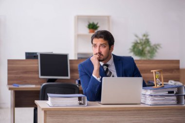 Zaman yönetimi konseptinde genç erkek çalışan