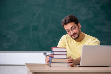 Sınavlara hazırlanan genç bir erkek öğrenci.