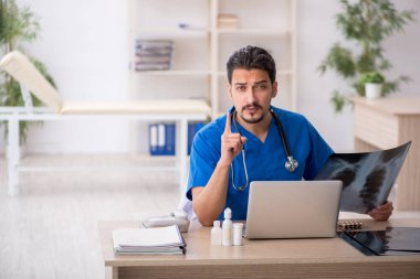 Klinikte çalışan genç bir erkek radyolog.