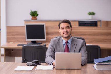 Ofiste çalışan genç işadamı.