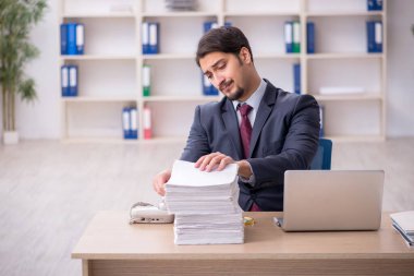 Ofiste çalışan genç bir erkek.