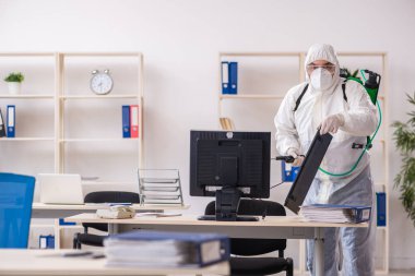 Eski erkek müteahhit ofis dezenfeksiyonu konsepti