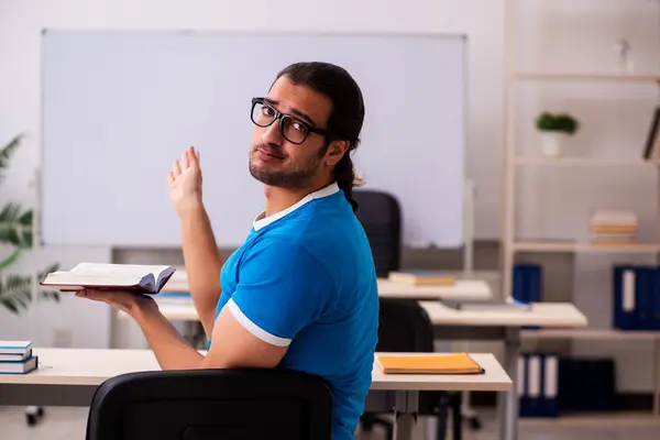 Ung manlig elev i klassrummet — Stockfoto