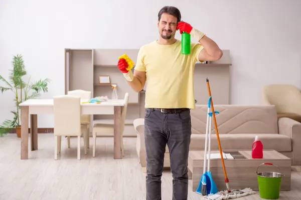 Junger männlicher Bauunternehmer putzt das Haus — Stockfoto