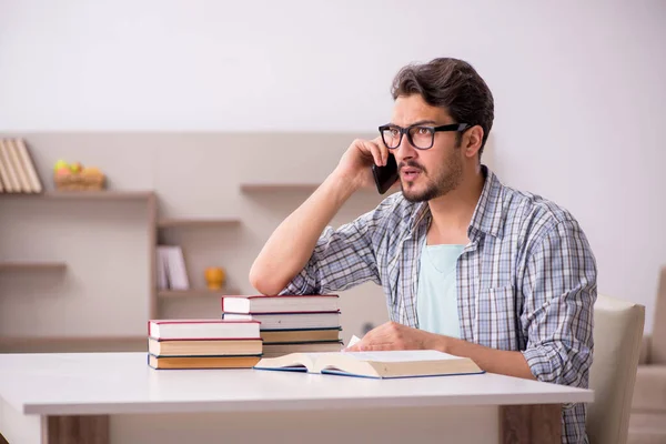 Joven estudiante masculino preparándose para los exámenes en casa — Foto de Stock