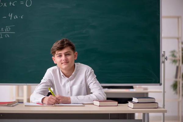 Menino sentado na sala de aula — Fotografia de Stock