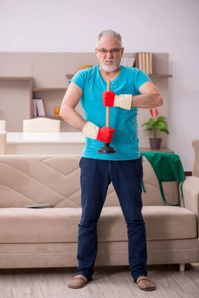 Vieil homme qui fait de la plomberie à la maison — Photo