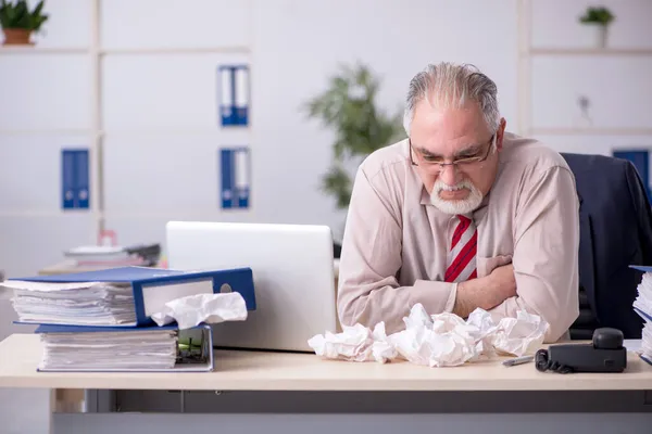 Viejo empleado masculino en el concepto de lluvia de ideas — Foto de Stock