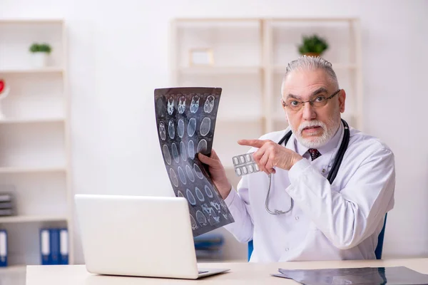 Vieux médecin radiologue travaillant à la clinique — Photo