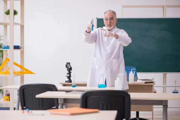 Oude mannelijke scheikundige leraar in de klas — Stockfoto